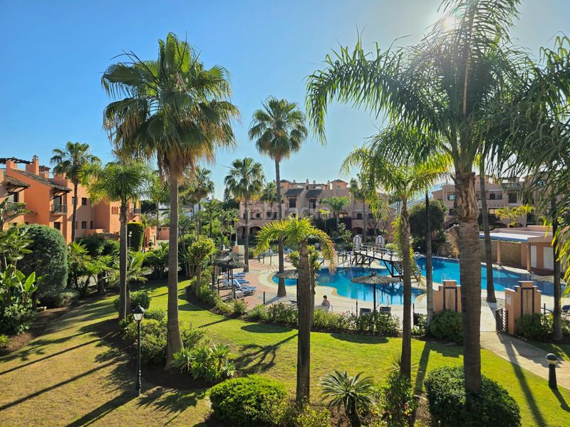 Foto c744549e-1c74-4c47-ad75-220aa886bf8f. Apartament amb aparcament piscina a Atalaya - Isdabe Estepona