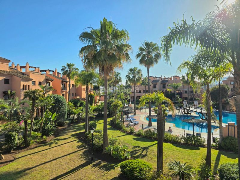 Foto f9a6d4cc-3abc-4f40-8fe5-f8d2ce75dfb0. Apartament amb aparcament piscina a Atalaya - Isdabe Estepona