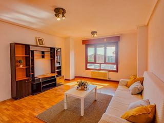 Piso en Calle pedregales 24. Amplia vivienda de 3 dormitorios, trastero y garaje