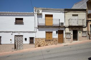 Haus  Calle san bartolome 114. Tu nuevo hogar en martos, listo para entrar a vivir y con cocher
