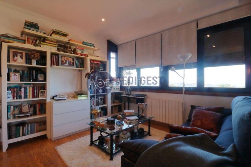 Foto cd5abb11-e5b0-4950-b829-ca53ce9962c2. Chalet avec chauffage parking piscine dans Cabral - Candeán Vigo