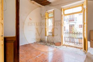 Apartamento en El Cabanyal-El Canyamelar. “oportunidad de inversión: casa para reformar en pleno corazón d