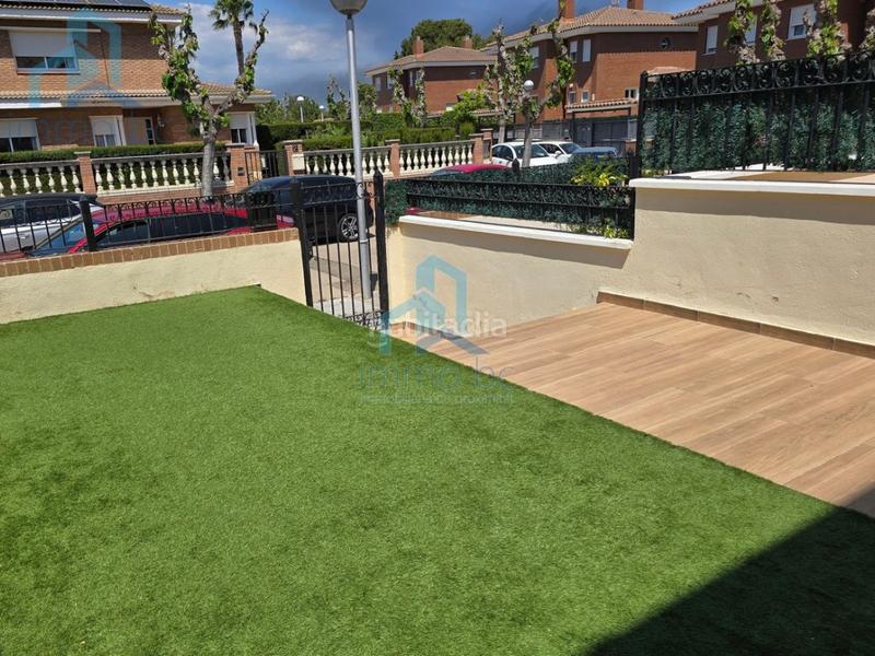 Foto 5b9eb27e-b5c8-4b32-8b55-9e63c22a1060. Casa adossada amb aparcament a pla de maset - cap de Salou Salou