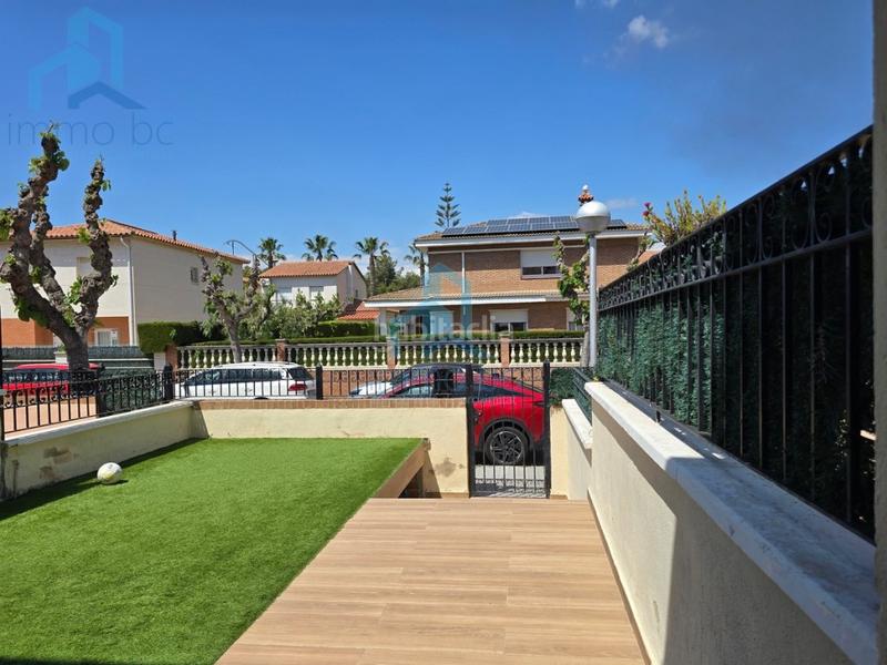 Foto f0fef123-2891-4027-865b-e97aa0e46cd8. Casa adossada amb aparcament a pla de maset - cap de Salou Salou