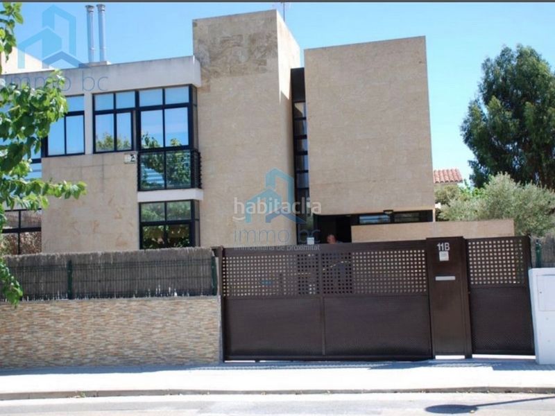 Foto dd7ac148-8805-4750-897e-d7517e2d4dfc. Casa adossada amb aparcament a pla de maset - cap de Salou Salou