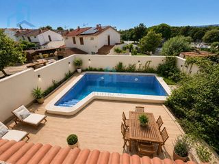 Casa pareada  Calle president tarradellas. Casa amb piscina a pallaresos