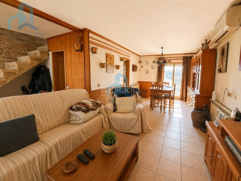 Foto 15e90f28-a342-47d4-aa7d-972836439f34. Casa aparellada amb aparcament a Pallaresos (Els)