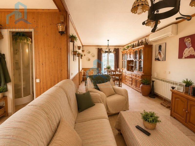 Foto e55307e8-fb3d-45a9-a438-31bc094c8d84. Casa aparellada amb aparcament a Pallaresos (Els)