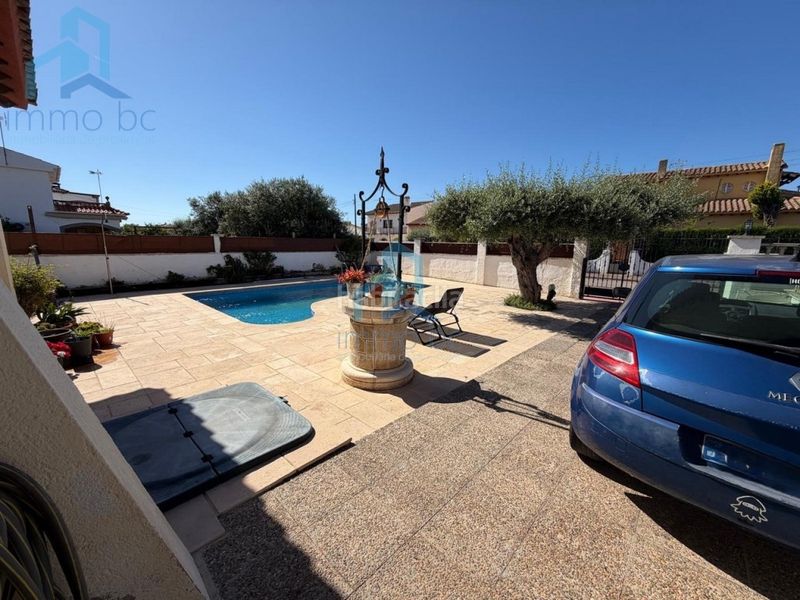 Foto 2f8119a1-e0cd-4d5e-94f6-8e6e4b893eb7. Casa amb aparcament a Creixell