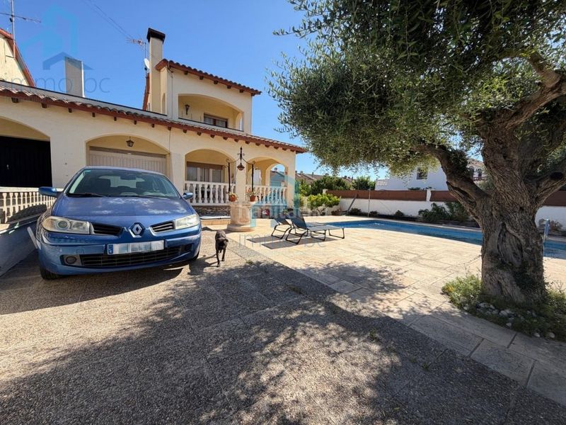 Foto 8ddb560f-0956-4400-8bdb-fc7a0e349994. Casa amb aparcament a Creixell