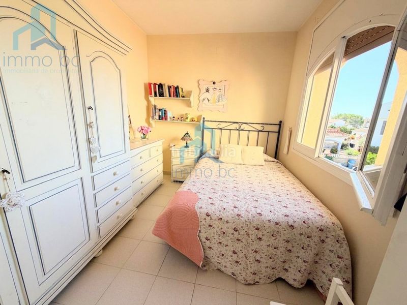 Foto 46d6810a-c1ef-4c77-ae1e-b6382f4407eb. Casa aparellada amb aparcament a Creixell