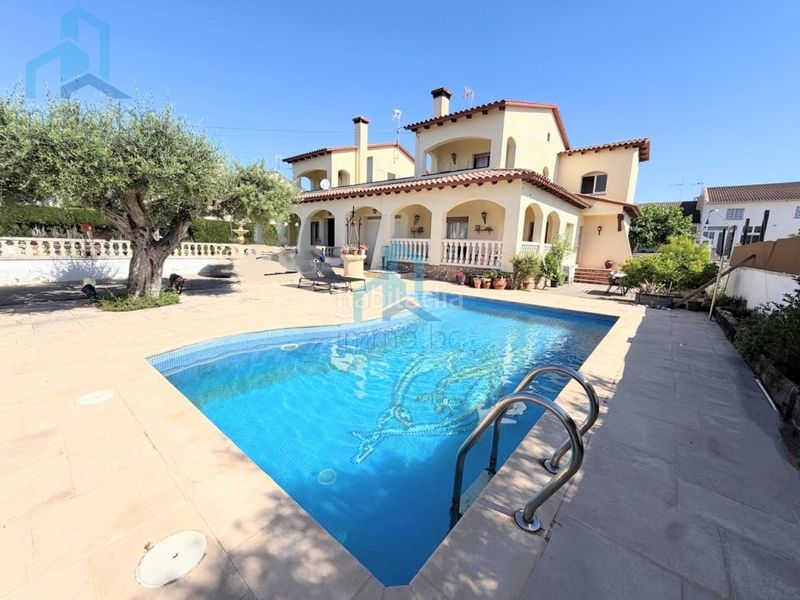 Foto 7c459474-aa55-4942-bcbc-376c1856501a. Casa aparellada amb aparcament a Creixell