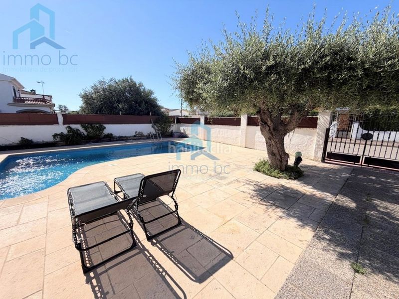 Foto 7e53d369-cdcd-407f-ab90-4a629493cb4a. Casa aparellada amb aparcament a Creixell