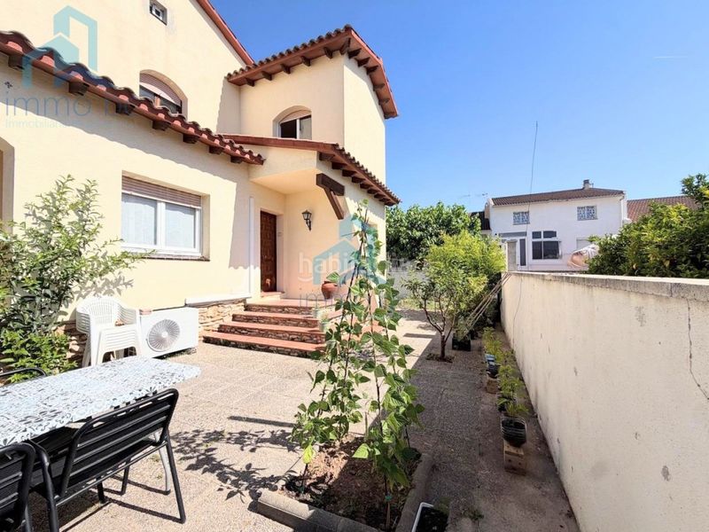 Foto a5200906-3e7f-491c-8f1a-7d82ee406996. Casa aparellada amb aparcament a Creixell