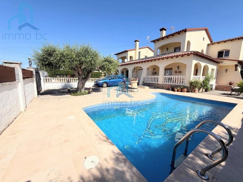 Foto ad8c381d-b267-46fc-8c8a-6b80f224a62b. Casa aparellada amb aparcament a Creixell
