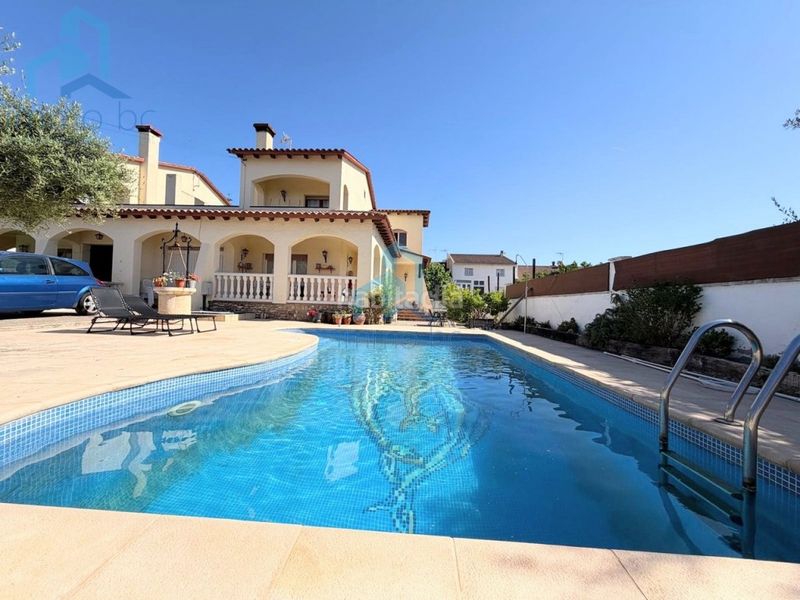 Foto b2ecc972-19c2-471f-8236-50e42edddb9b. Casa aparellada amb aparcament a Creixell