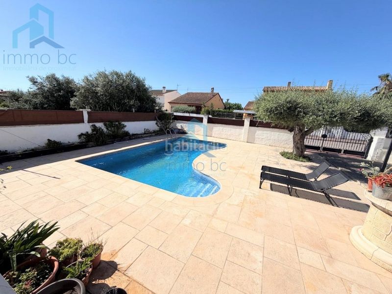 Foto b70a783c-02fa-4330-80fb-d31f2a65147c. Casa aparellada amb aparcament a Creixell