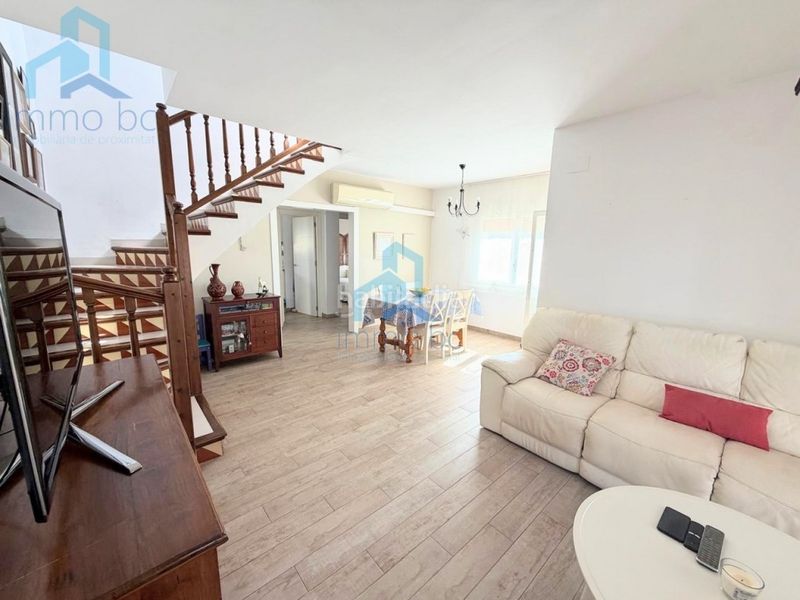 Foto dd25fa1a-0386-451c-a9fc-cfe84b9b855a. Casa aparellada amb aparcament a Creixell