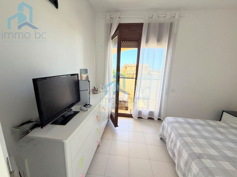Foto fd507590-5c3b-430c-b5a3-78418e437714. Casa aparellada amb aparcament a Creixell