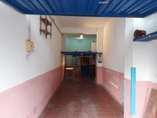 Parking voiture  Calle juan josé pérez del molino. Garaje cerrado para dos coches con cabrete para mucho almacenaje