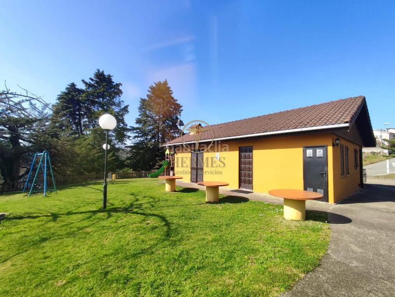 Foto c058f1c0-a141-4d1b-9310-242922e9c151. Chalet avec chauffage parking piscine dans Mos