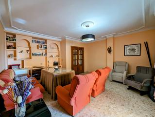 Casa a Loja. Casa con local en venta en avda. andalucía, 4 dormitorios.
