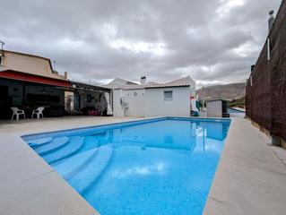 Maison  Lucena. Casa en venta en venta santa bárbara, 3 dormitorios.