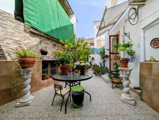 Casa en Loja. Casa en venta en barrio alto, 8 dormitorios.