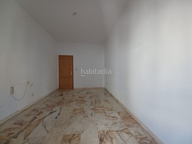 Foto f5d95256-462e-4cb7-b177-f65d3be50f72. Pis amb aparcament a Loja