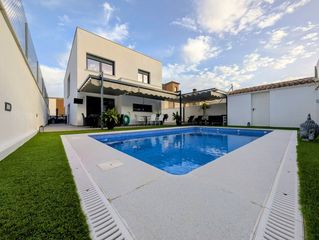 Chalet  Once de marzo. Chalet en venta en urbanización las peñas y viso, 5 dormitorios.