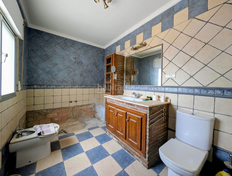 Foto a74c49fe-37bb-4d6b-ba93-7013703d2fbc. Casa amb aparcament a Loja