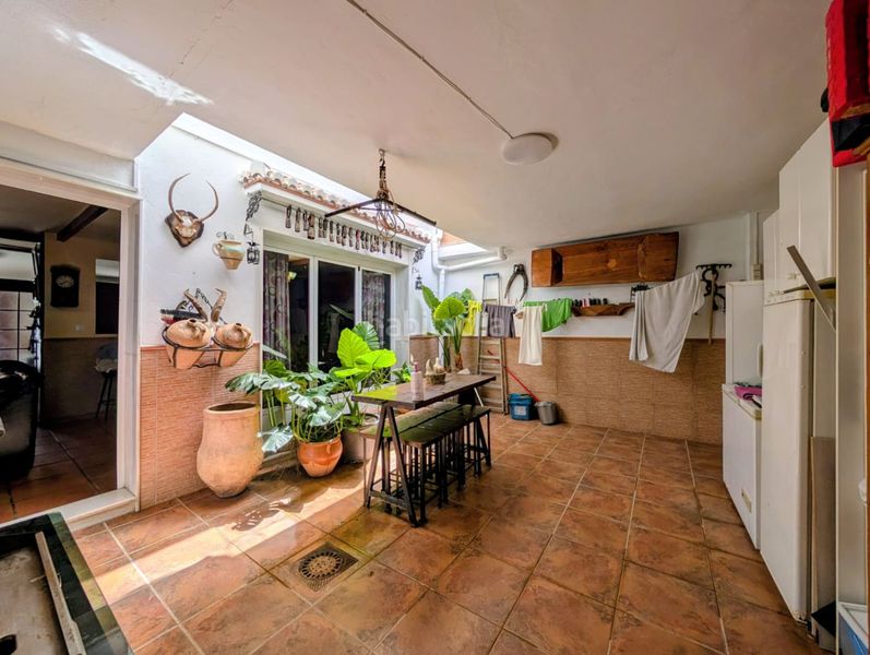 Foto b00ecb26-5ce9-410a-a376-35db3e22d3e3. Casa amb aparcament a Loja
