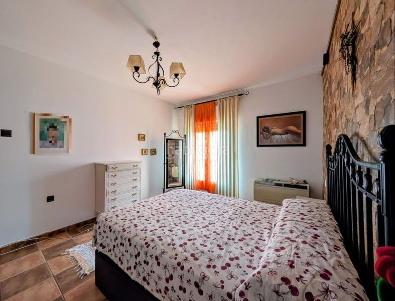 Foto f405c565-db30-4d42-b9da-e7a81691bfcb. Casa amb aparcament a Loja