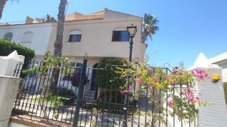 Casa aparellada en Avinguda del carabas� 1. Chalet pareado