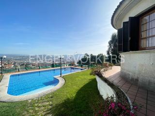 Casa a Poio. Casa con jardín, piscina y vistas en a caeira