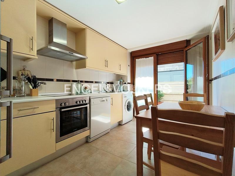 Foto 8221ca55-fa75-4a62-95f6-e6464e4a9751. Apartament amb calefacció aparcament a Noalla Sanxenxo