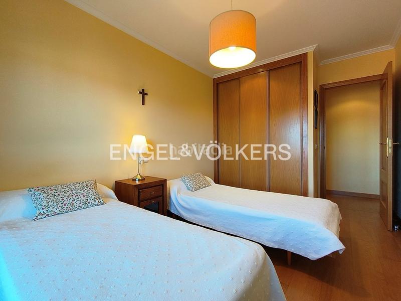 Foto 122458e2-14ff-42d6-95f6-91a8b40cf054. Apartament amb calefacció aparcament a Noalla Sanxenxo