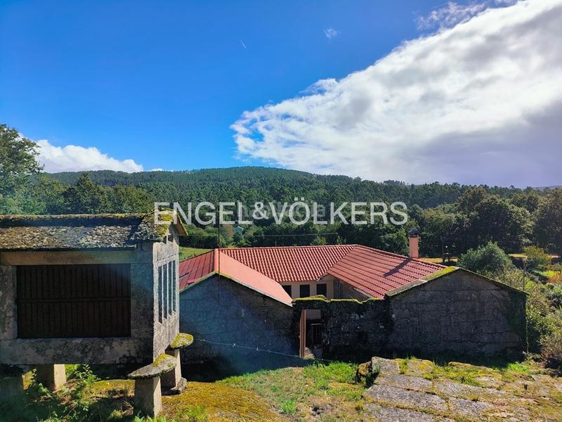 Foto e30d4b26-6c54-429a-8780-317c531ab75c. Casa  rural con parcela de 4.000m en Cotobade