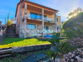 Casa a Poio. Casa con jardín, piscina y vistas en campelo