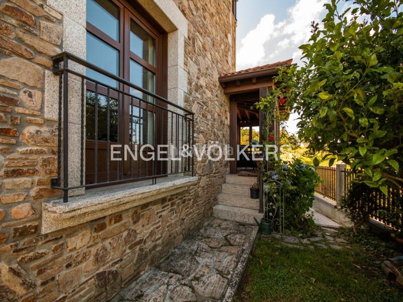 Foto 142aba07-1541-4745-9def-f22f49369f2d. Casa chalet con árboles frutales, viñedo y vistas al mar en Sanxenxo