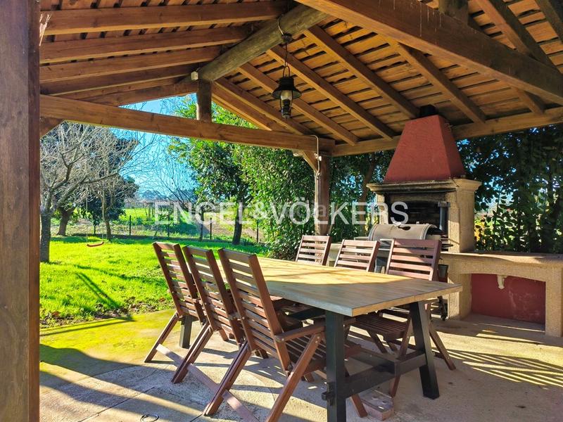 Foto 9e758b64-1d3a-4ca7-ad23-6c0e70ecbb57. Casa chalet con árboles frutales, viñedo y vistas al mar en Sanxenxo