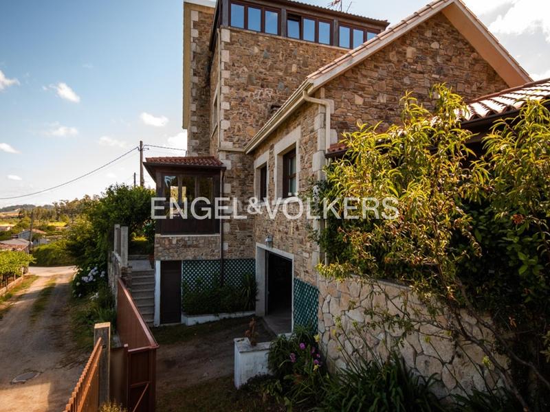 Foto a7fdff74-d47f-420b-ad20-10352eef53cd. Casa chalet con árboles frutales, viñedo y vistas al mar en Sanxenxo
