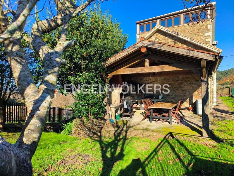 Foto b61345f5-4fd6-4f63-83c8-c6e6b9da9fe6. Casa chalet con árboles frutales, viñedo y vistas al mar en Sanxenxo