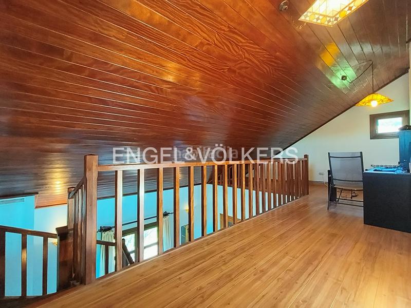 Foto ed7c67d9-cf3f-434a-b9bc-0c1f020e64a1. Casa chalet con árboles frutales, viñedo y vistas al mar en Sanxenxo