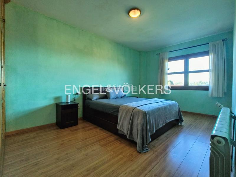 Foto f64e999b-ee91-4747-bc5d-055b3f71e8e7. Casa chalet con árboles frutales, viñedo y vistas al mar en Sanxenxo