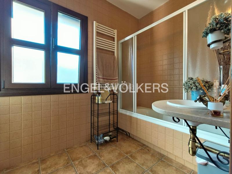Foto fa1ed793-3d9d-4783-a9bf-07a00d7f557a. Casa chalet con árboles frutales, viñedo y vistas al mar en Sanxenxo