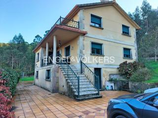 Casa a O Hío. Casa de 4 dormitorios con jardín en cangas