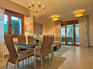 Maison à Sanxenxo Pueblo. Adosado de 5 dormitorios con terraza a 900m de la playa de silga