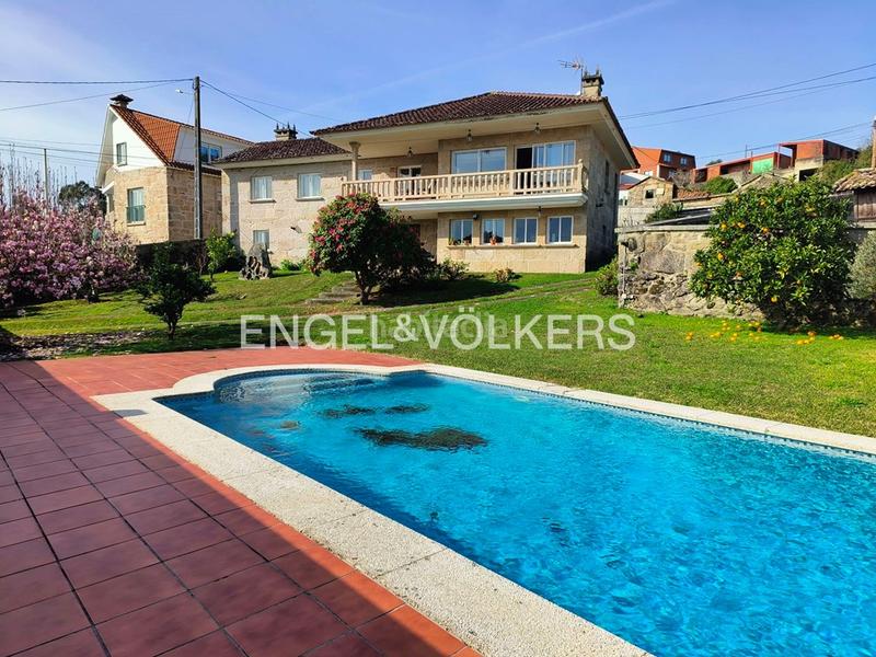 Foto 010a0bd5-899f-422e-8d02-95633ab5c265. Casa  de piedra con jardín y piscina en chancelas en Poio
