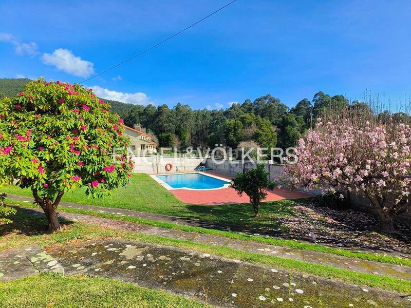 Foto 0147d729-4744-4783-ab9e-a04fd4bb09fd. Casa  de piedra con jardín y piscina en chancelas en Poio